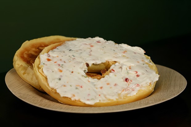 Паштет из копченого лосося с поджаренными ржаными багелями