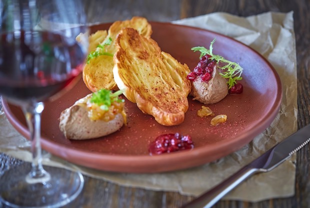 Паштет из куриной печени с круассаном