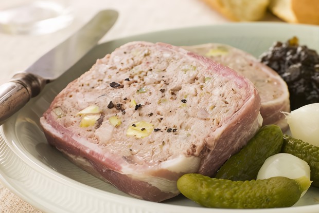 Паштет из свинины с беконом и ветчиной по-деревенски