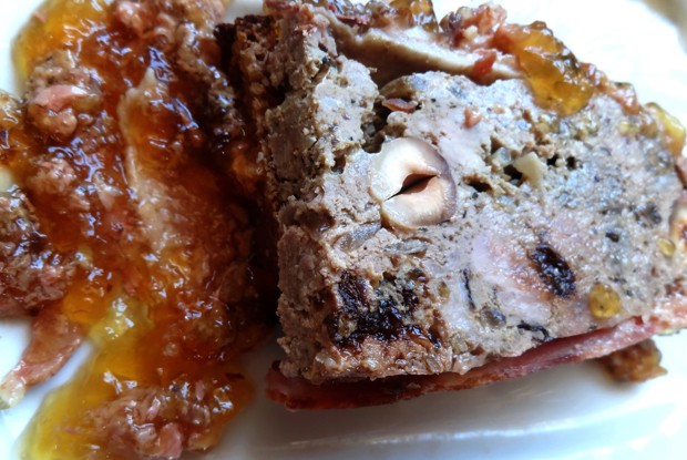 Паштет мясной запеченный с орехами и черносливом