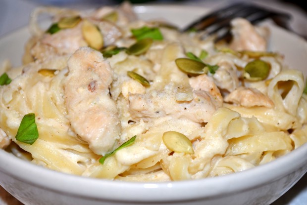 Паста альфредо с курицей по-домашнему
