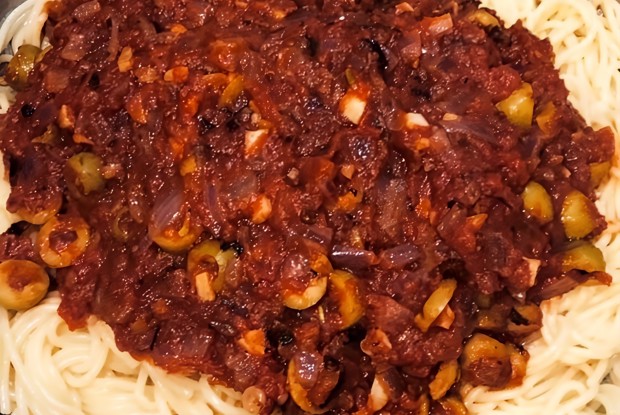 Паста арабьята с колбасой и оливками