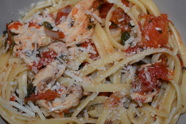 Паста баветте со шпинатом и индейкой по-итальянски