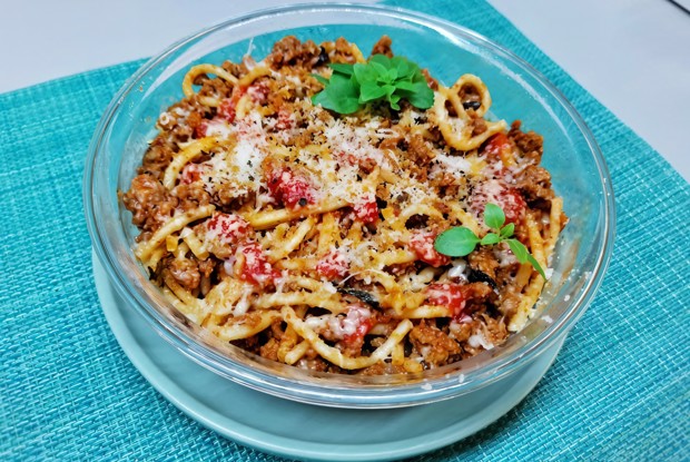 Паста болоньезе со свежим базиликом