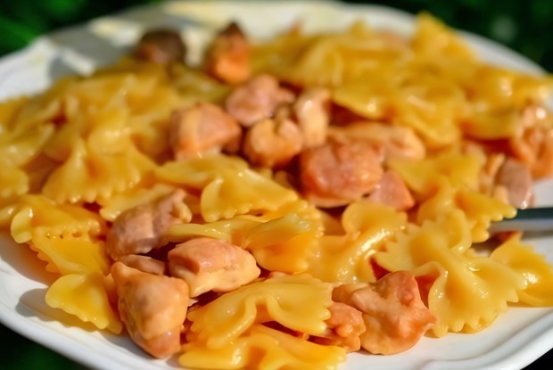 Паста фарфалле с курицей и медом