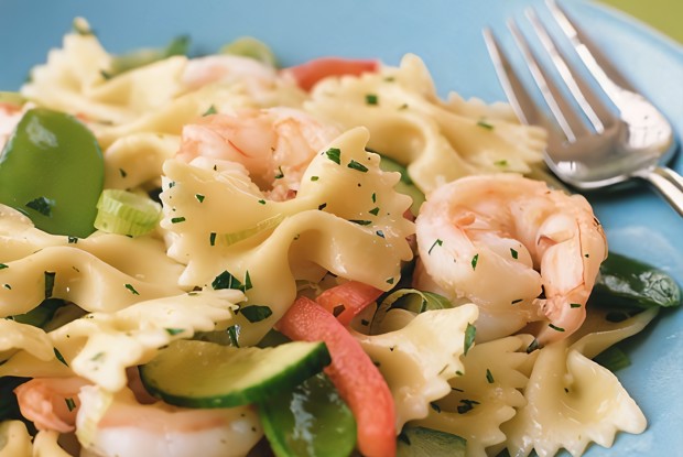 Паста фарфалле в сливочном соусе с креветками