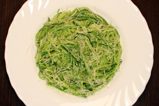 Паста из цукини с йогуртовым соусом