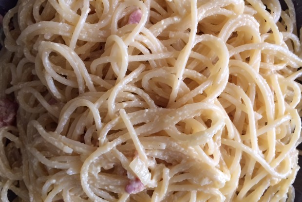 Паста карбонара с беконом и сливками