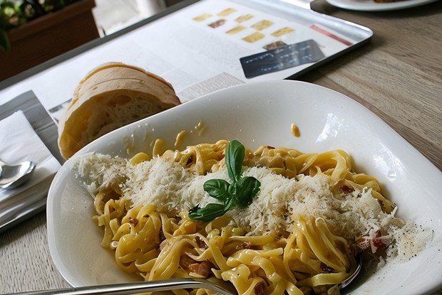 Паста карбонара с копченой грудинкой