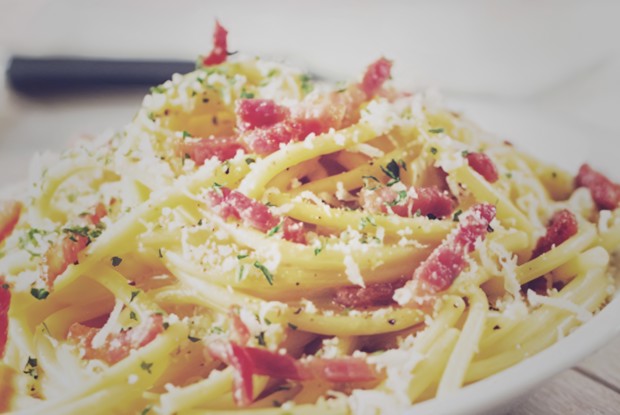 Паста карбонара с пармезаном