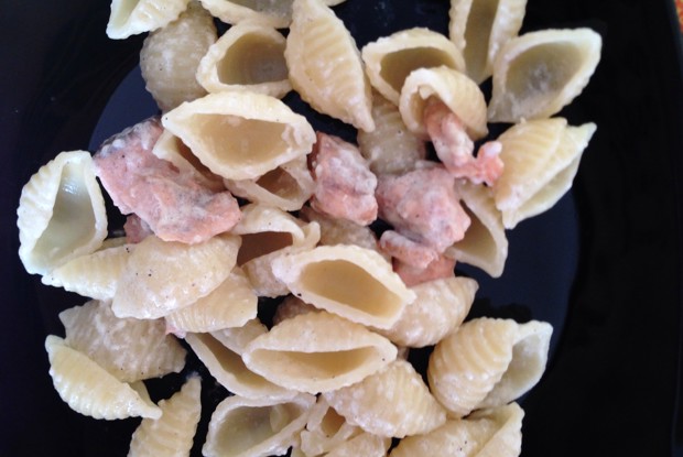 Паста конкилье в сливочно-сырном соусе с горбушей