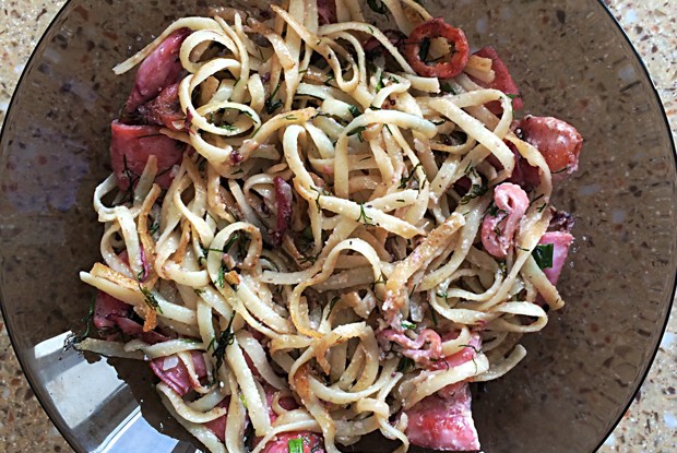 Паста лингвини с кальмарами и зеленью в сливочном соусе