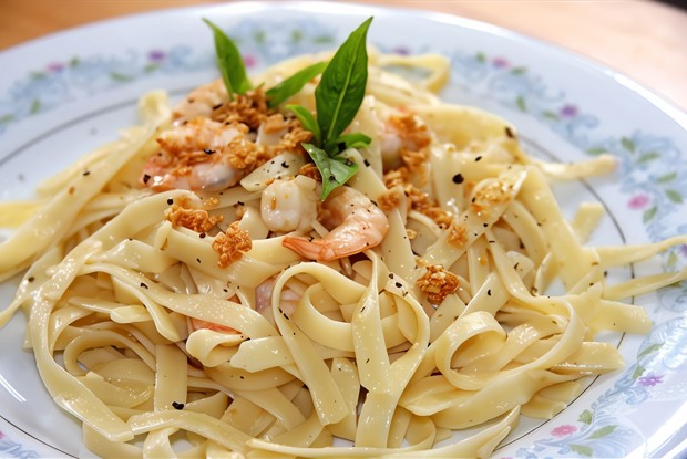 Паста лингвини с креветками и свежей зеленью