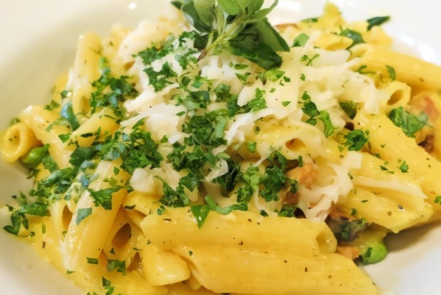 Паста пенне в сырном соусе с кукурузой