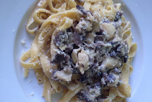 Паста под сливочным соусом с гребешками