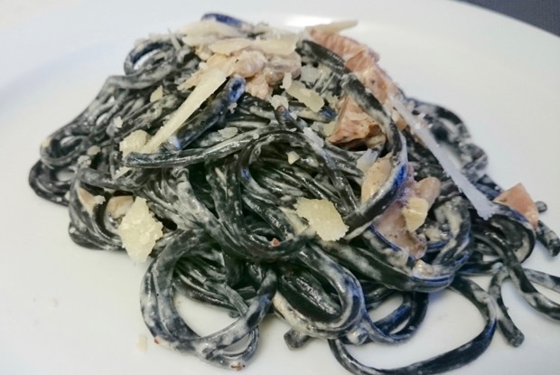 Паста с чернилами каракатицы и соусом карбонара