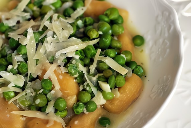 Паста с чесночно-миндальным соусом, мятой, базиликом и горошком