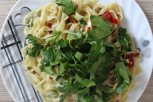 Паста с чесноком, чили и лимоном