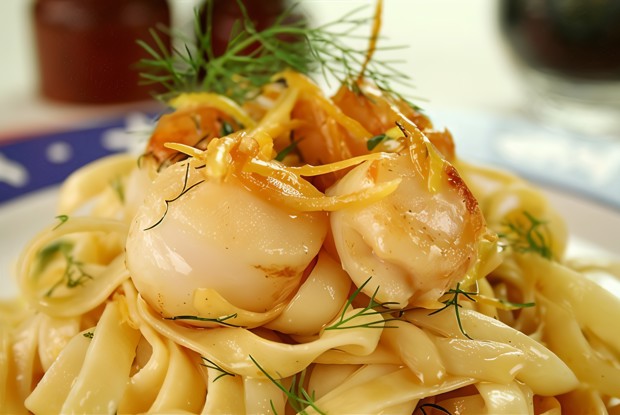 Паста с чесноком, гребешками и рукколой