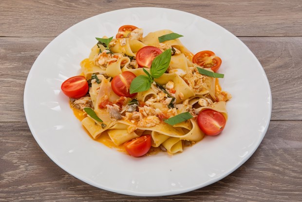 Паста с дорадой и помидорами черри