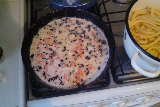 Паста с форелью в сливочном соусе с базиликом