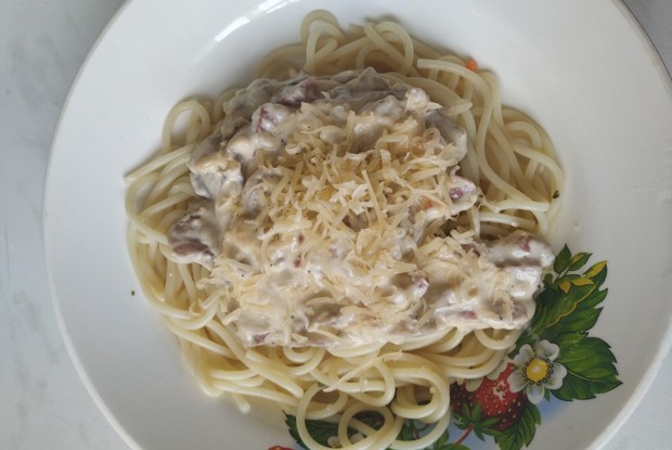 Паста с грибами и колбасой в сливочном соусе