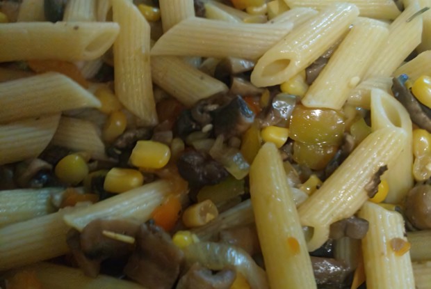 Паста с грибами, кукурузой и перцами