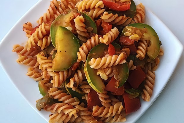 Паста с кабачками и перцем в томатном соусе