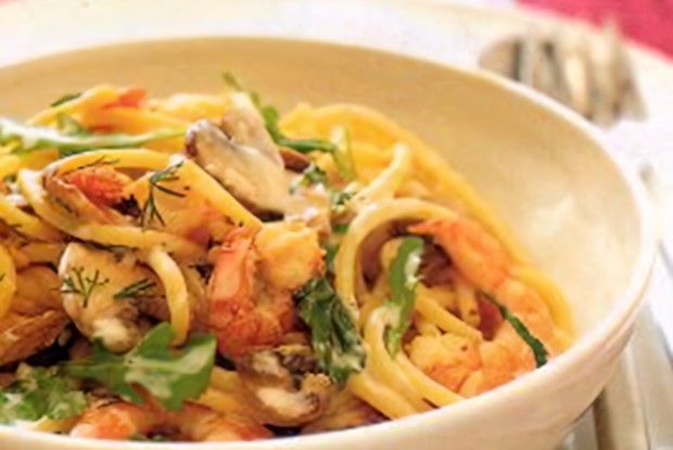 Паста с креветками и шампиньонами в сливочно-горчичном соусе