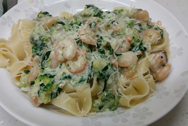 Паста с креветками и шпинатом под сливочно-чесночным соусом