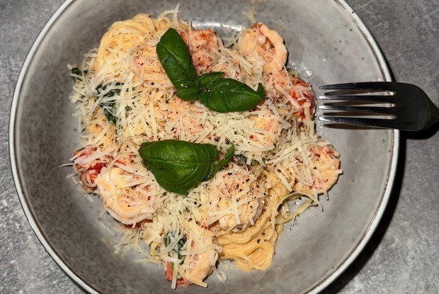 Паста с креветками, пармезаном, коктейльными томатами и базиликом