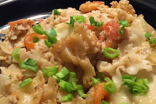 Паста с креветками, помидорами и сыром моцарелла в сливочном соусе