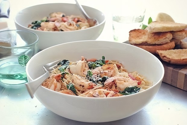 Паста с креветками, помидорами, лимоном и шпинатом