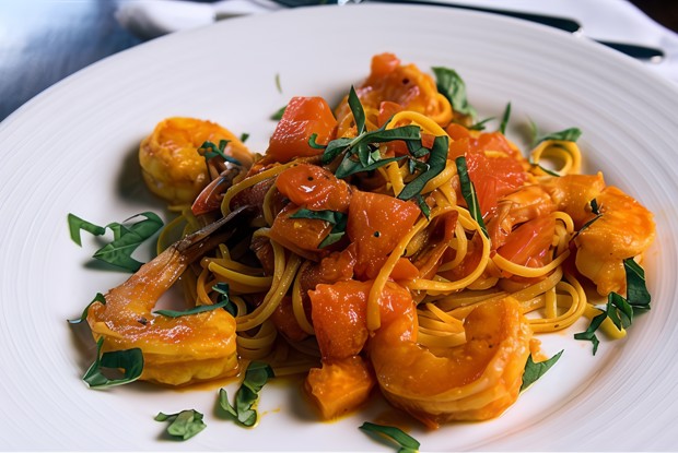 Паста с креветками, сливочно-томатным соусом и вермутом