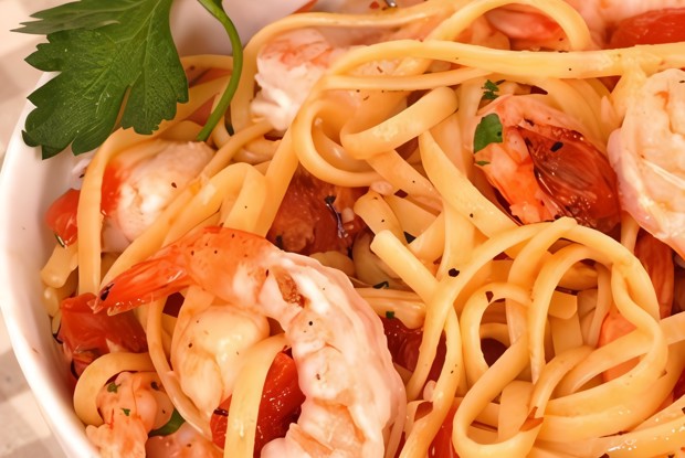 Паста с креветками, томатами и базиликом