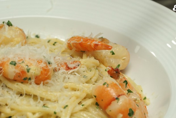 Паста с креветками в сливочно-чесночном соусе