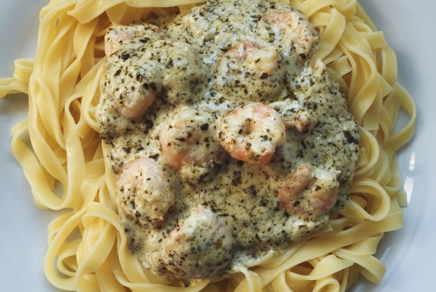 Паста с креветками в сливочном песто