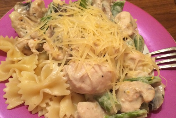 Паста с курицей и грибами в сливочном соусе