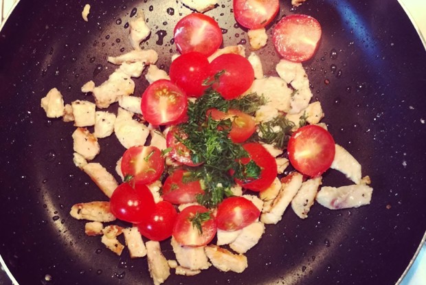 Паста с курицей, помидорами и авокадо