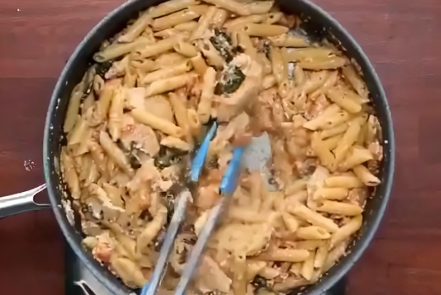 Паста с курицей и сливочным соусом