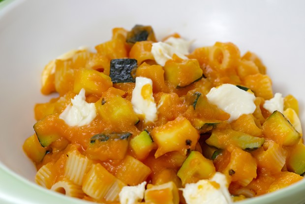 Паста с летним томатным соусом и цукини