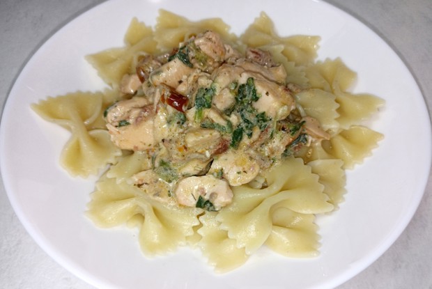 Паста с лососем и вялеными томатами