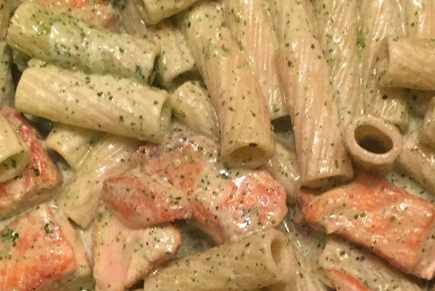 Паста с лососем в сливочном соусе с песто