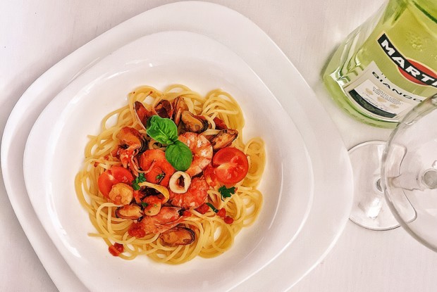 Паста с морепродуктами в томатном соусе с белым вином