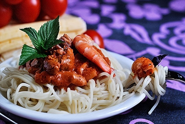 Паста с морепродуктами в томатном соусе