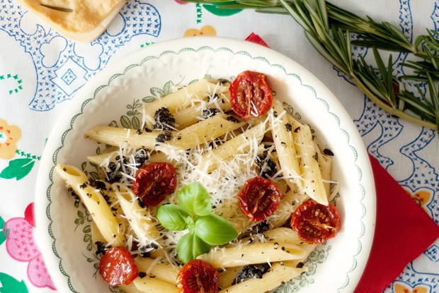Паста с оливковым тапенадом и вялеными томатами