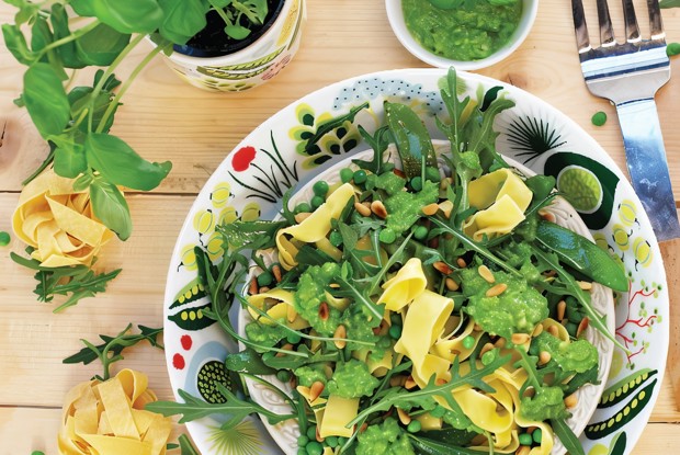 Паста с песто, кедровыми орешками и рукколой