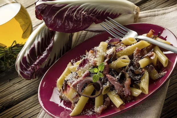 Паста с радиккьо, панчеттой и луком