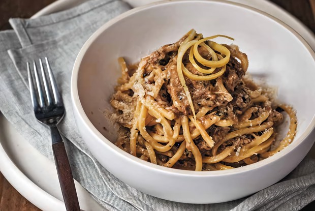 Паста с рагу из телячьей голяшки