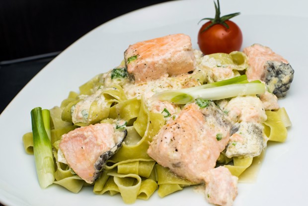 Паста с семгой в сливочно-чесночном соусе